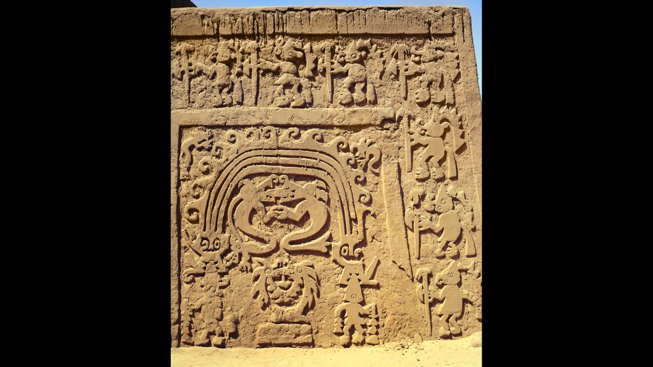 Un detalle de un bajo relieve en el Templo de La Huaca del Dragon en Chan Chan puede apreciarse en esta imagen.