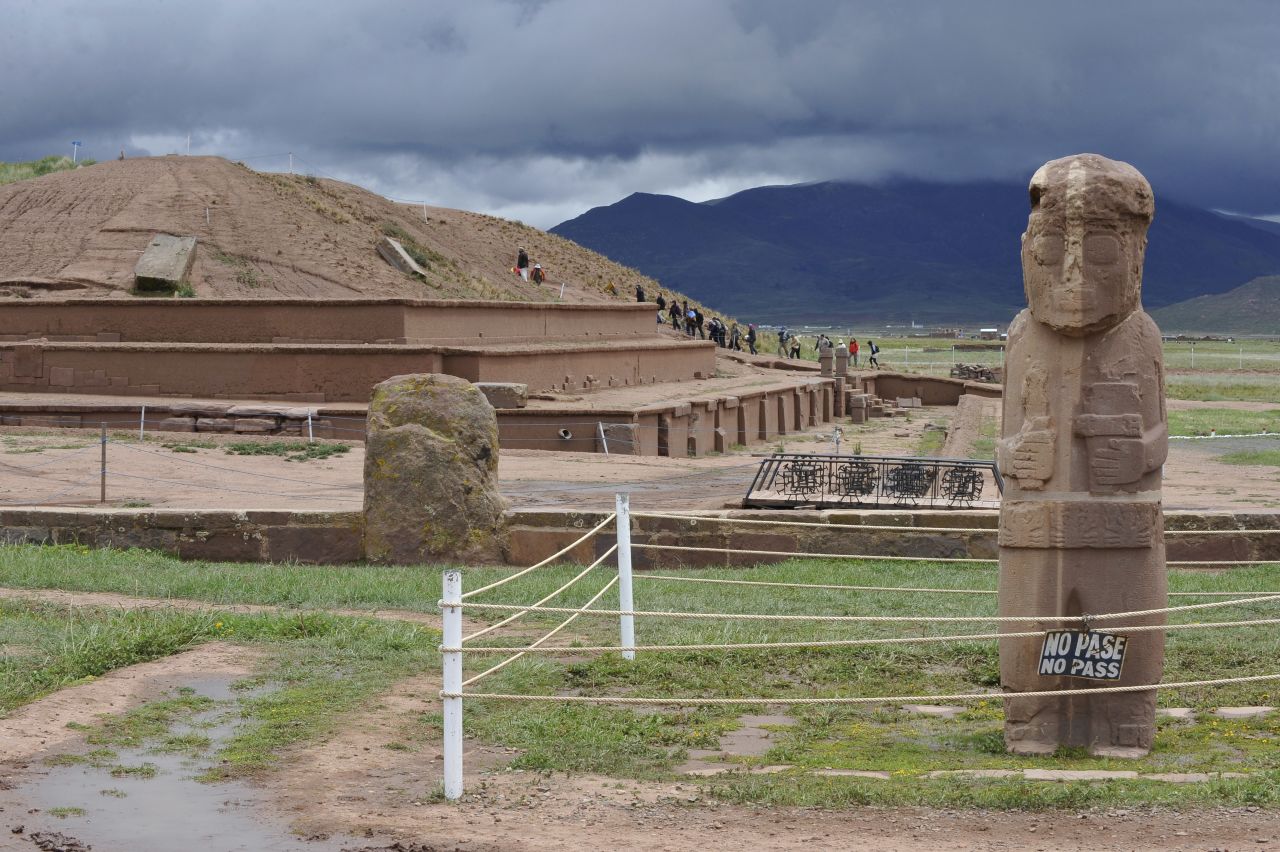 El sitio arqueológico de Tiwanaku fue construído a 13.000 pies (3.962 metros) sobre el nivel del mar en el Altiplano de los Andes bolivianos. 