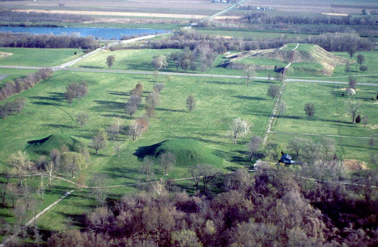 Los montículos de Cahokia parecen ser una enorme agrupación de túmulos en la tierra construidos por la cultura del Mississippi hace más de 1.000 años cerca de lo que ahora es Collinsville, Illinois. 