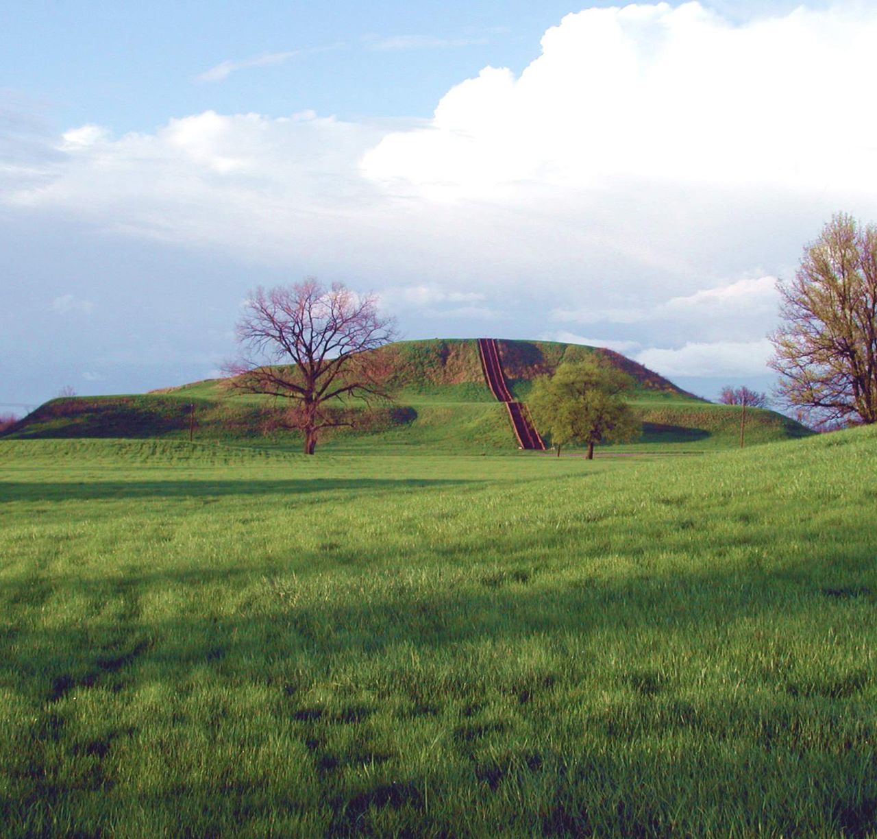El Montículo de los Monjes se ve aquí en el Sitio Estatal Histórico de los Montículos de Cahokia.