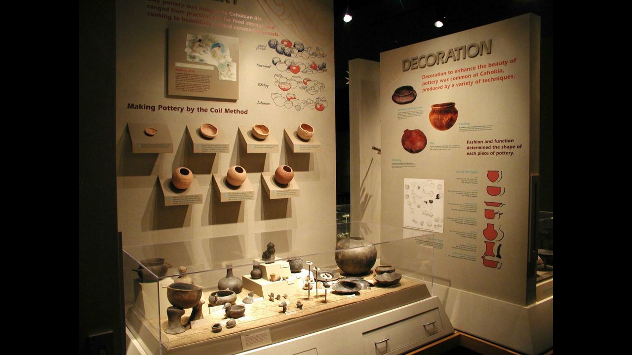 Una exhibición de cerámica muestra algunos de los artículos encontrados en los montículos. 