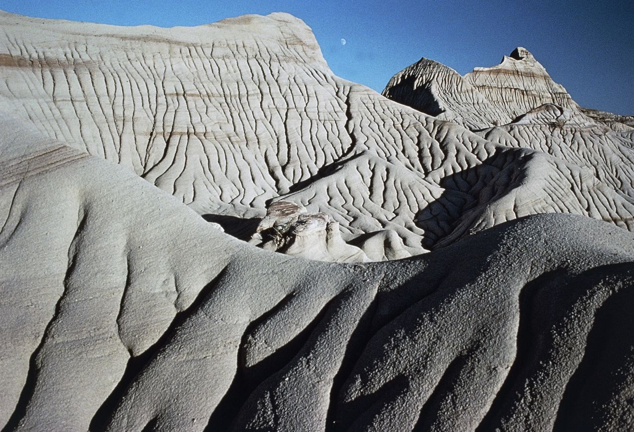 Las formaciones de arenisca caracterizan las tierras baldías del Parque Provincial de los Dinosaurios en Alberta, Canadá. 