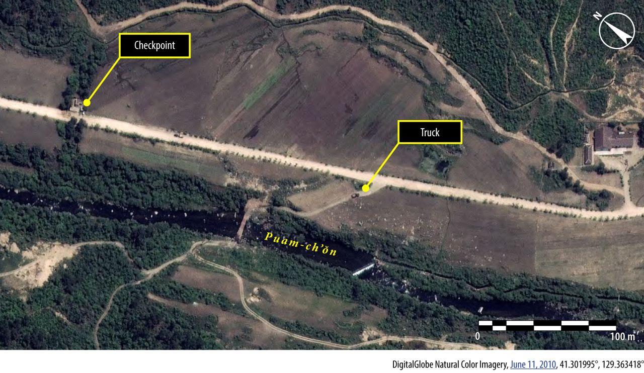 Una imagen de satélite muestra un punto de control en la carretera principal. Amnistía Internacional dijo que estas imágenes indican que la represión de las autoridades de Corea del Norte continúa a pesar de los crecientes llamados al país para que cierre sus campos de prisiones políticas.