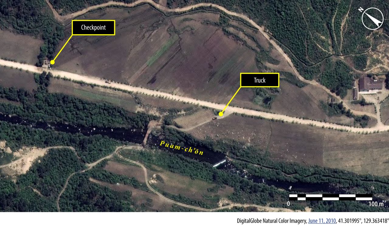 Una imagen de satélite muestra un punto de control en la carretera principal. Amnistía Internacional dijo que estas imágenes indican que la represión de las autoridades de Corea del Norte continúa a pesar de los crecientes llamados al país para que cierre sus campos de prisiones políticas.