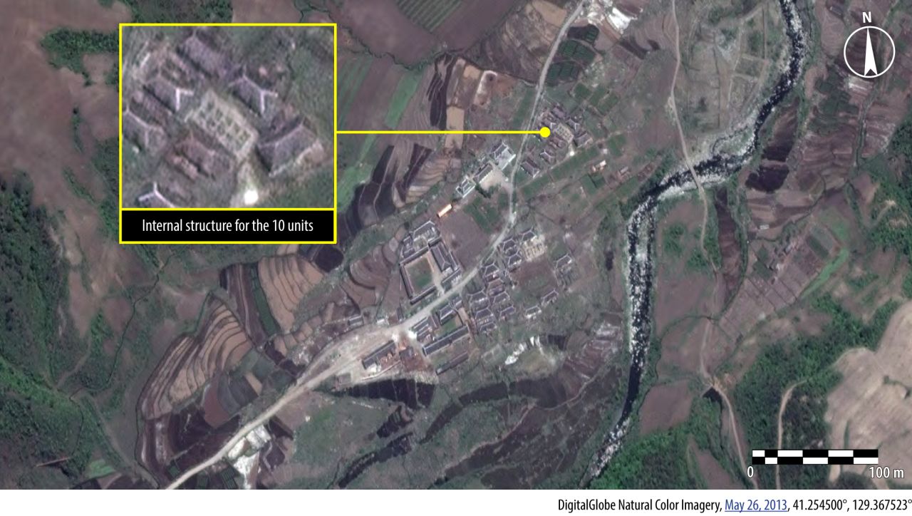 Dos unidades más de alojamiento en construcción cerca de la entrada principal de Kwanliso 16. Cada edificio tiene 10 unidades de 4 x 3,5 metros.