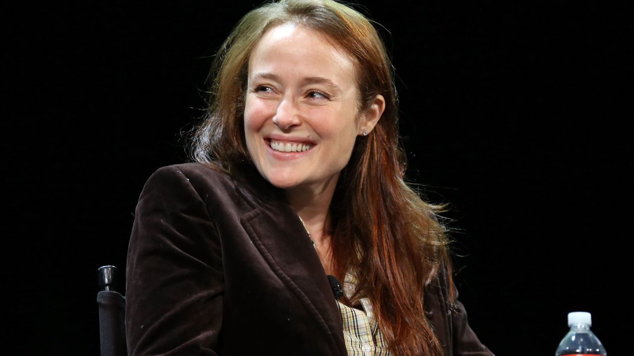 El papel de la madre de Ana Steele, Carla, lo hará Jennifer Ehle.