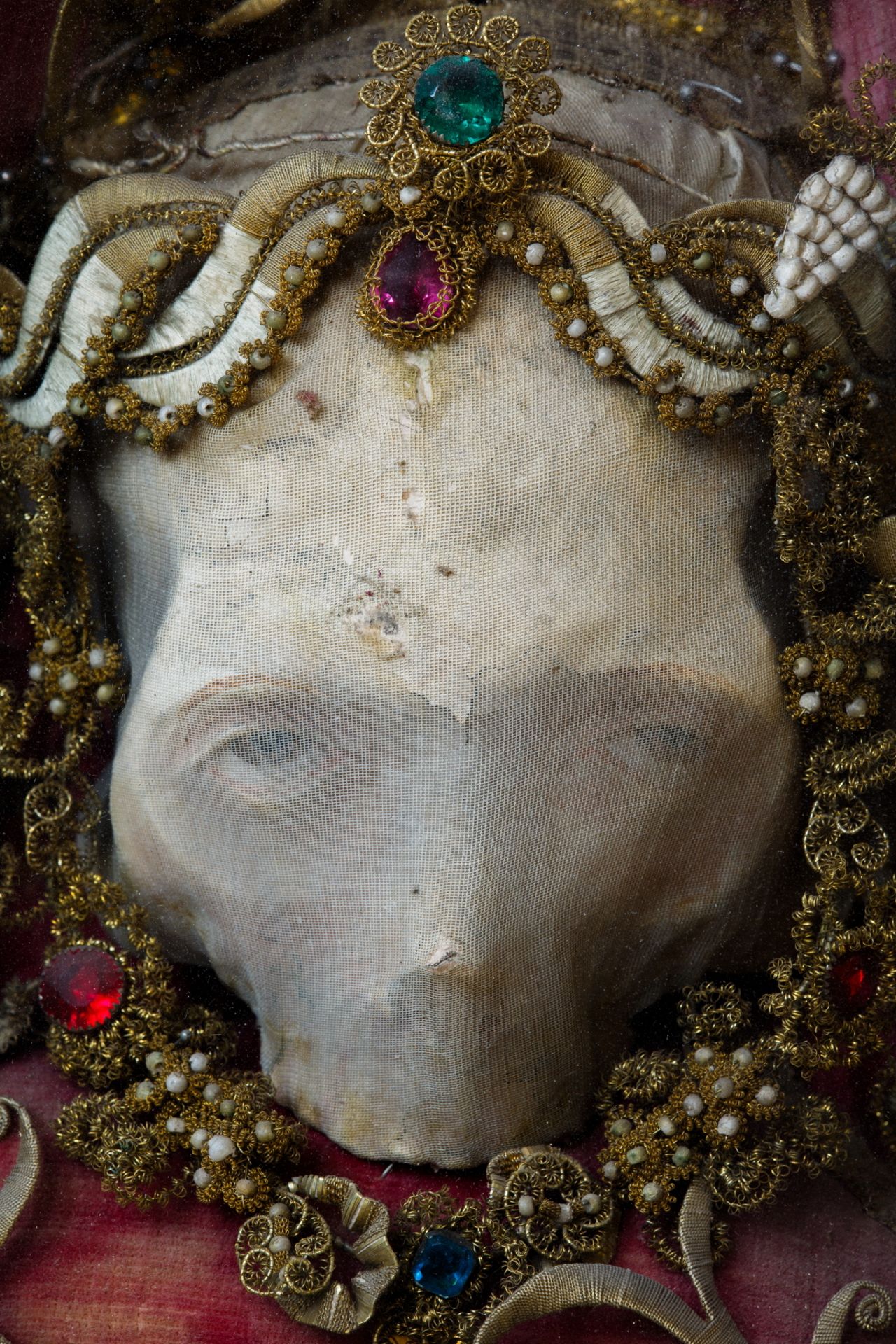 Para la reliquia de San Deodatus en Rheinau, Suiza, los artesanos moldearon un rostro de cera sobre la mitad superior del cráneo y utilizaron un envoltorio de tela para crear una boca. 