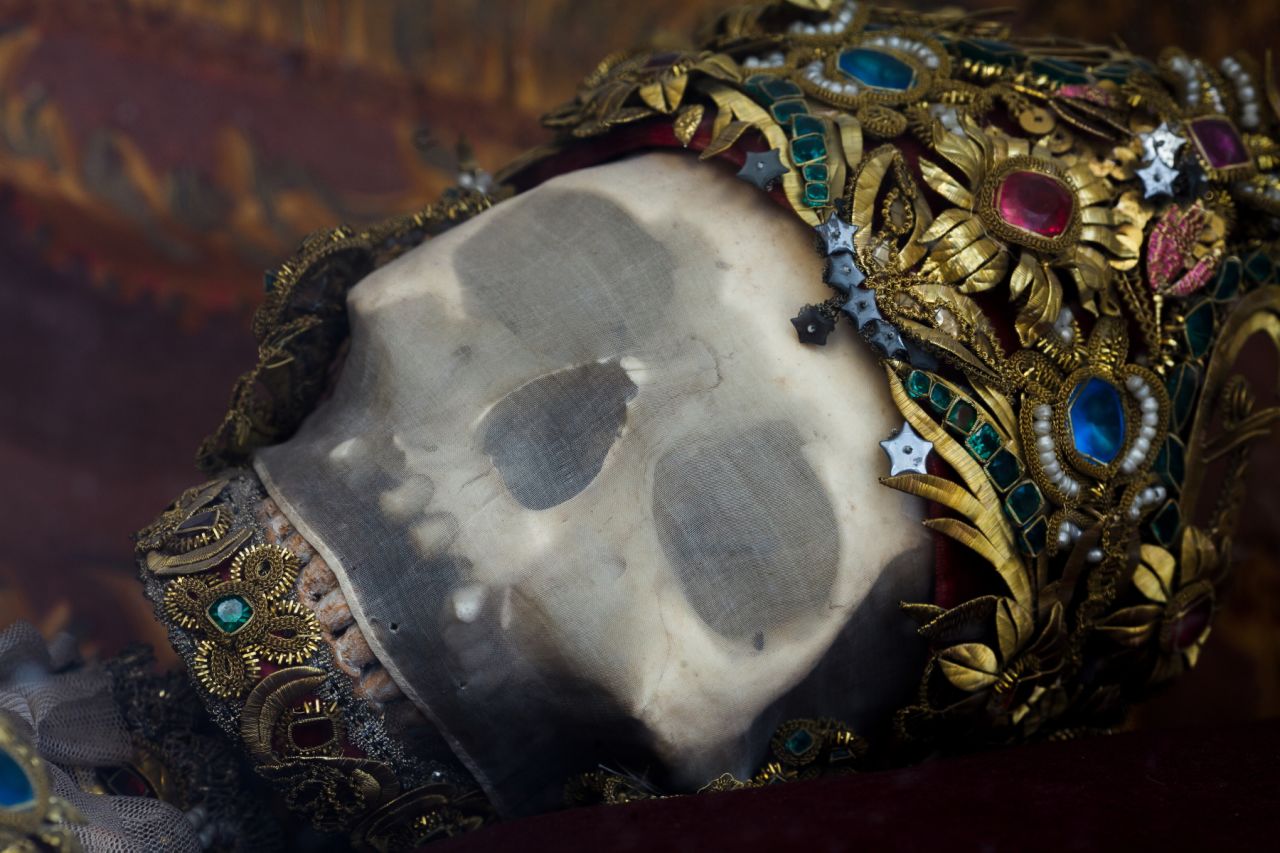 El cráneo de San Getreu en Ursberg, Alemania, está cubierto en una malla de seda con un alambre fino trabajado con piedras preciosas. 