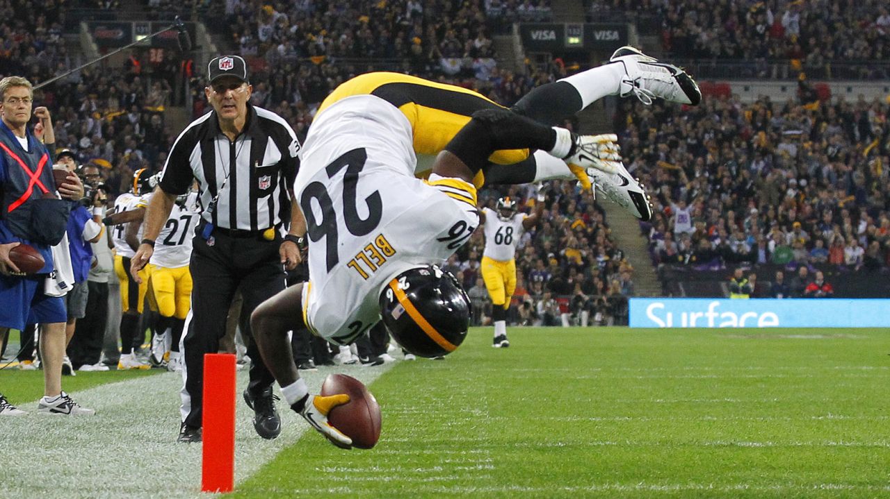 Pittsburgh Steelers running back Le'Veon Bell scores a touchdown against the Minnesota Vikings on September 29 at Wembley Stadium in London. The Vikings won 34-27.
