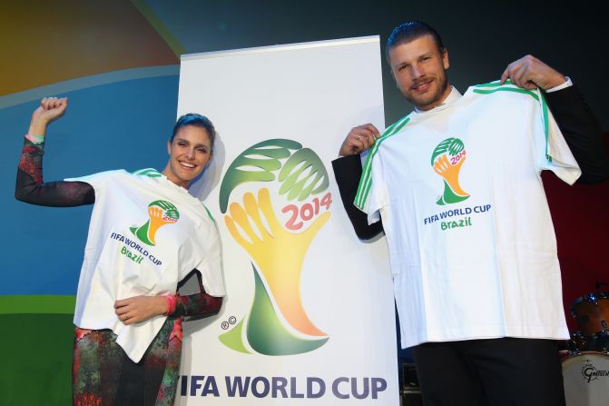Las celebridades Fernanda Lima y Rodrigo Hilbert (derecha) serán los anfitriones del sorteo de la Copa del Mundo el viernes; fueron contratados para reemplazar la elección original de los actores Lázaro Ramos y Camila Pitanga, una decisión poco popular con muchos Brasileños. 