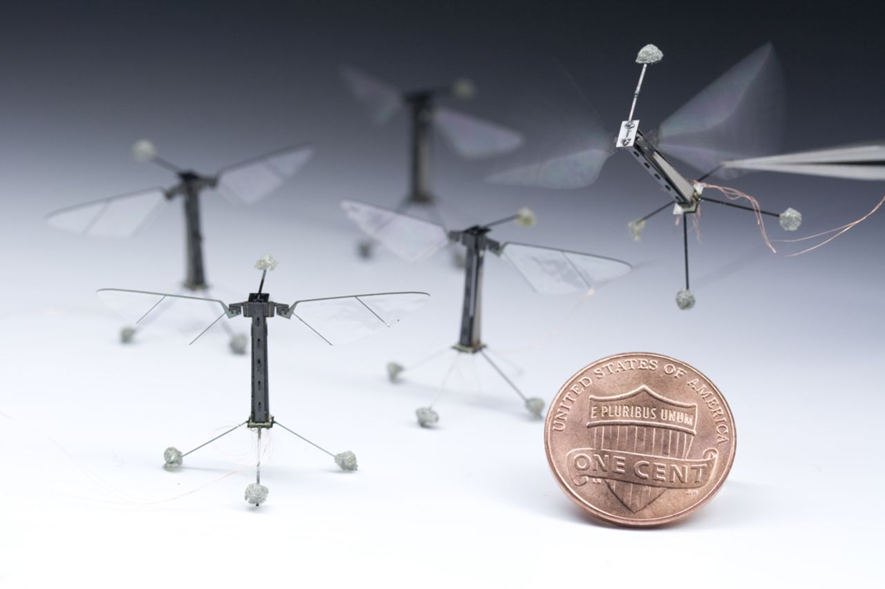 Científicos de la facultad de ingeniería y ciencias aplicadas han desarrollado un robot volador miniatura que imita a una avispa o abeja. El innovador insecto mecánico tiene muchos propósitos, entre ellos la búsqueda y rescate en áreas inaccesibles, vigilancia militar o evaluación de riesgos. 