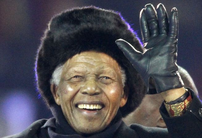 La última aparición pública de Mandela fue en la ceremonia de clausura de la Copa del Mundo 2010 en el Soccer City Stadium de Soweto.