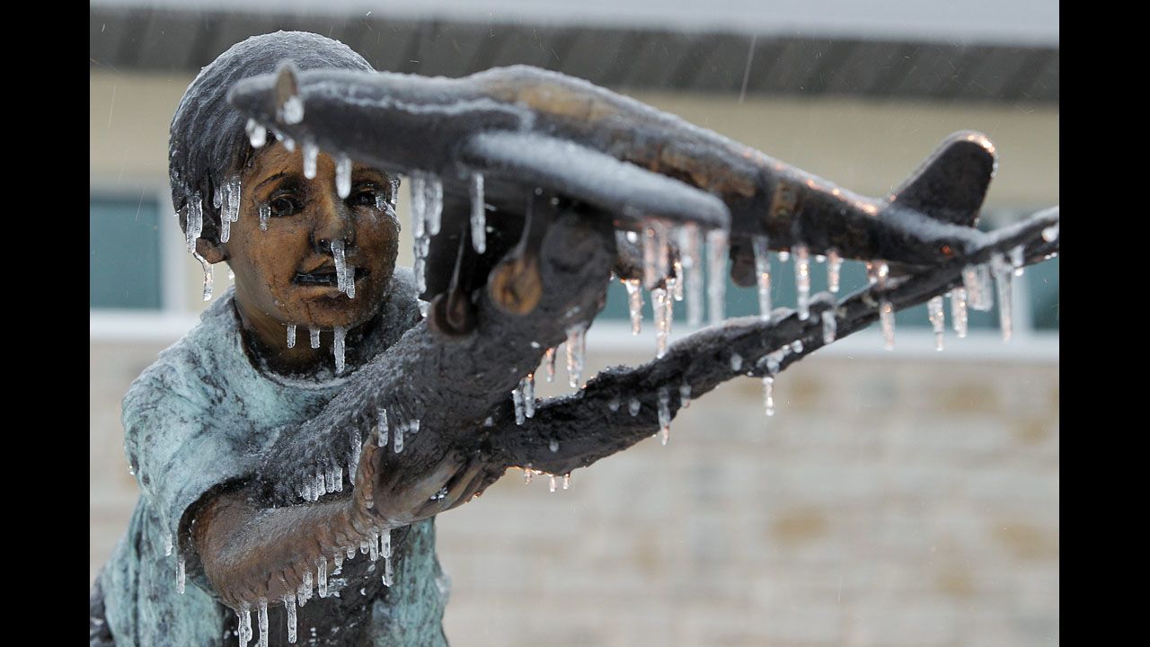 Una estatua de bronce se encuentra cubierta de hielo el 6 de diciembre en el Aeropuerto Municipal de Grand Prairie, en Grand Prairie, Texas.