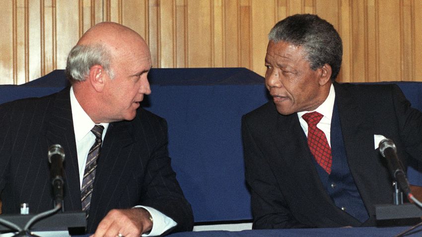 South African President F.W. de Klerk (L) and anti-apartheid leader and African National Congress (ANC) member Nelson Mandela speak on May  4,1990.