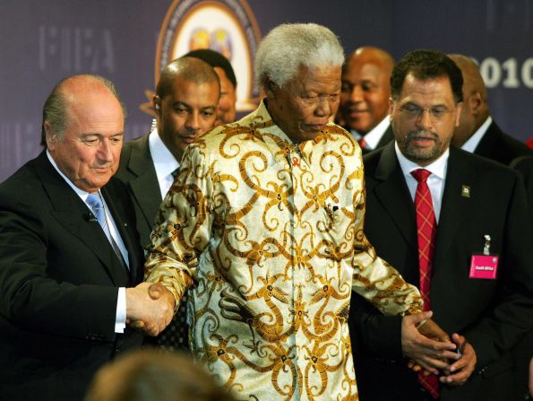 El presidente de la FIFA Sepp Blatter junto a Mandela durante los preparativos para la Copa Mundial de 2010. Blatter rindió un homenaje al expresidente de Sudáfrica el jueves tras su muerte. "Nelson Mandela se quedará en nuestros corazones para siempre. Los recuerdos de su extraordinaria lucha contra la opresión, su increíble carisma y sus valores positivos vivirán en nosotros y con nosotros", dijo Blatter en un comunicado.