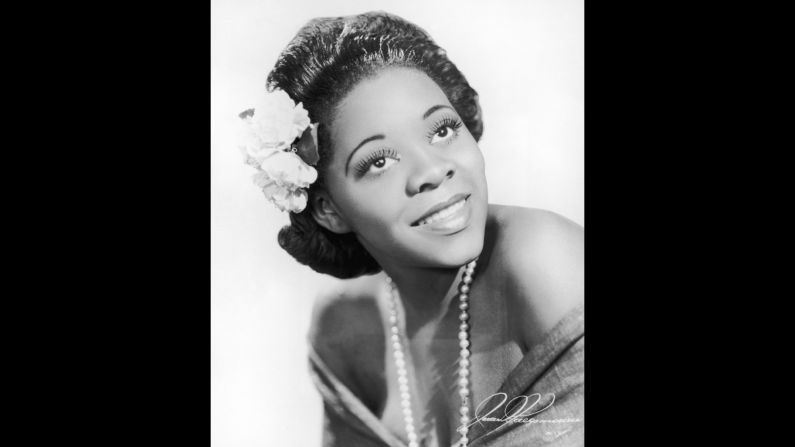American blues singer Dinah Washington was described by the Rock and Roll Hall of Fame as the most popular black female recording artist of the 1950s. The famous singer was only 39 when she died from an accidental overdose of prescription drugs on December 14, 1963. Here, we take a look at her life and the music she left behind: