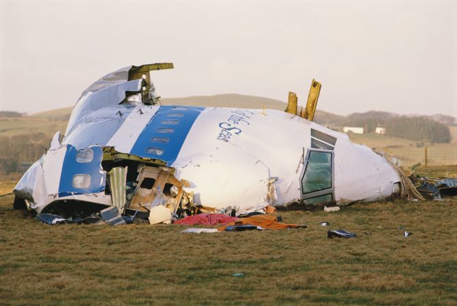 El vuelo 103 de Pan Am explotó sobre Lockerbie, Escocia, causando la muerte de las 259 personas a bordo y 11 más en tierra.