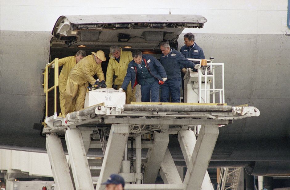 The body of Kenneth Raymond Garczynski, of North Brunswick, New Jersey, is removed from a plane December 28, 1988, at JFK Airport. Garczynski was the first of the 189 Americans killed in Flight 103 to be returned.
