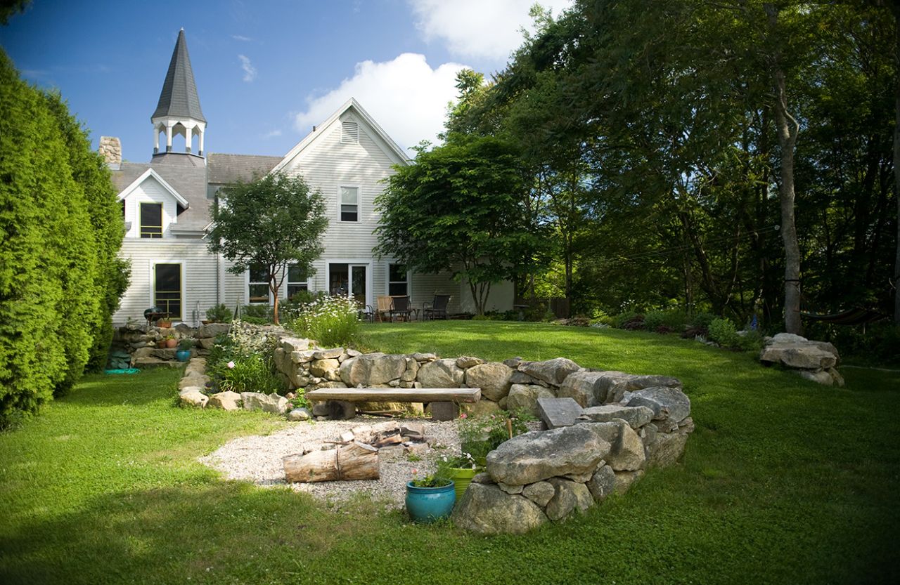 Alyn Carlson de Westport, Massachusetts, remodeló esta iglesia no confesional de principios del siglo 20 y la convirtió en un hogar de 4.000 pies cuadrados (1.219 metros cuadrados) en donde ella y su esposo criaron a tres hijos. Vea cómo Carlson y otros adaptan edificios religiosos para nuevos usos.