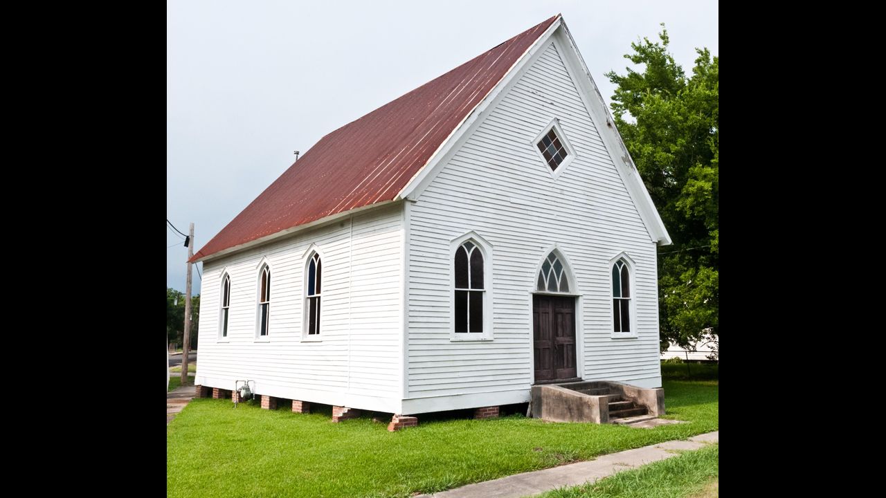 Pableaux Johnson convirtió esta iglesia metodista de 1.400 pies cuadrados (426,7 metros cuadrados), construida en 1904 en un hogar con buhardilla. La iglesia en St. Martinville, Luisiana, estaba a punto de ser derruida cuando Johnson la compró.