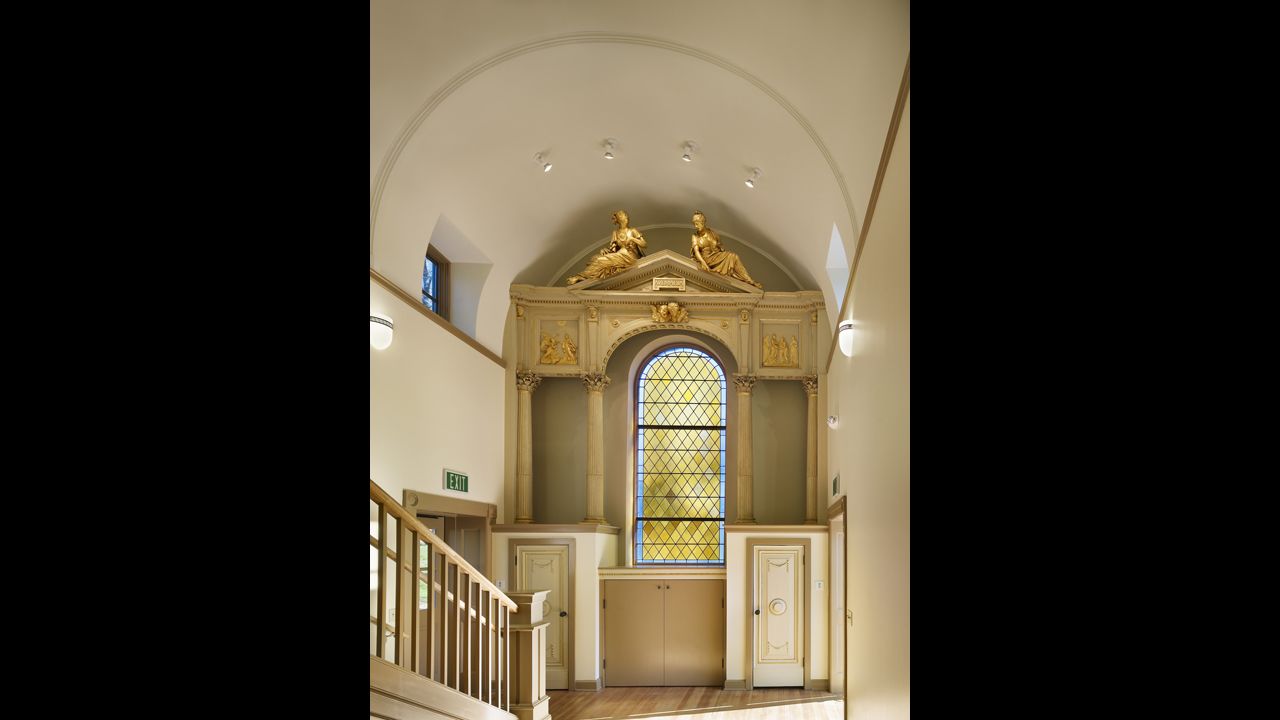 La Casa de Loreto de Chesnut Hill College fue construida para albergar una reliquia del sitio de peregrinación original en Italia. Nadie la utilizó hasta que la escuela terminara la remodelación en 2010 para albergar el Earth Center. El edificio ahora cuenta con varias características ecológicas que la convierten en un modelo de iniciativas verdes, entre ellas un pozo geotermal para calentar o enfriar el agua pluvial de los jardines.