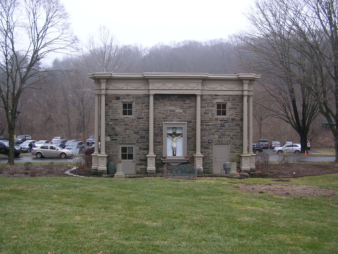 Chesnut Hill College en Philadelphia es el hogar de Earth Center (Centro de la tierra), un ministerio de las Hermanas de San José que se dedica a la investigación ambiental y a la educación. La oficina se encuentra en una antigua capilla conocida como la Casa de Loreto, una réplica de la Casa de Loreto original, la cual, de acuerdo con la tradición, es el primer lugar en donde vivió Jesús cuando era bebé junto con la Virgen María y San José.