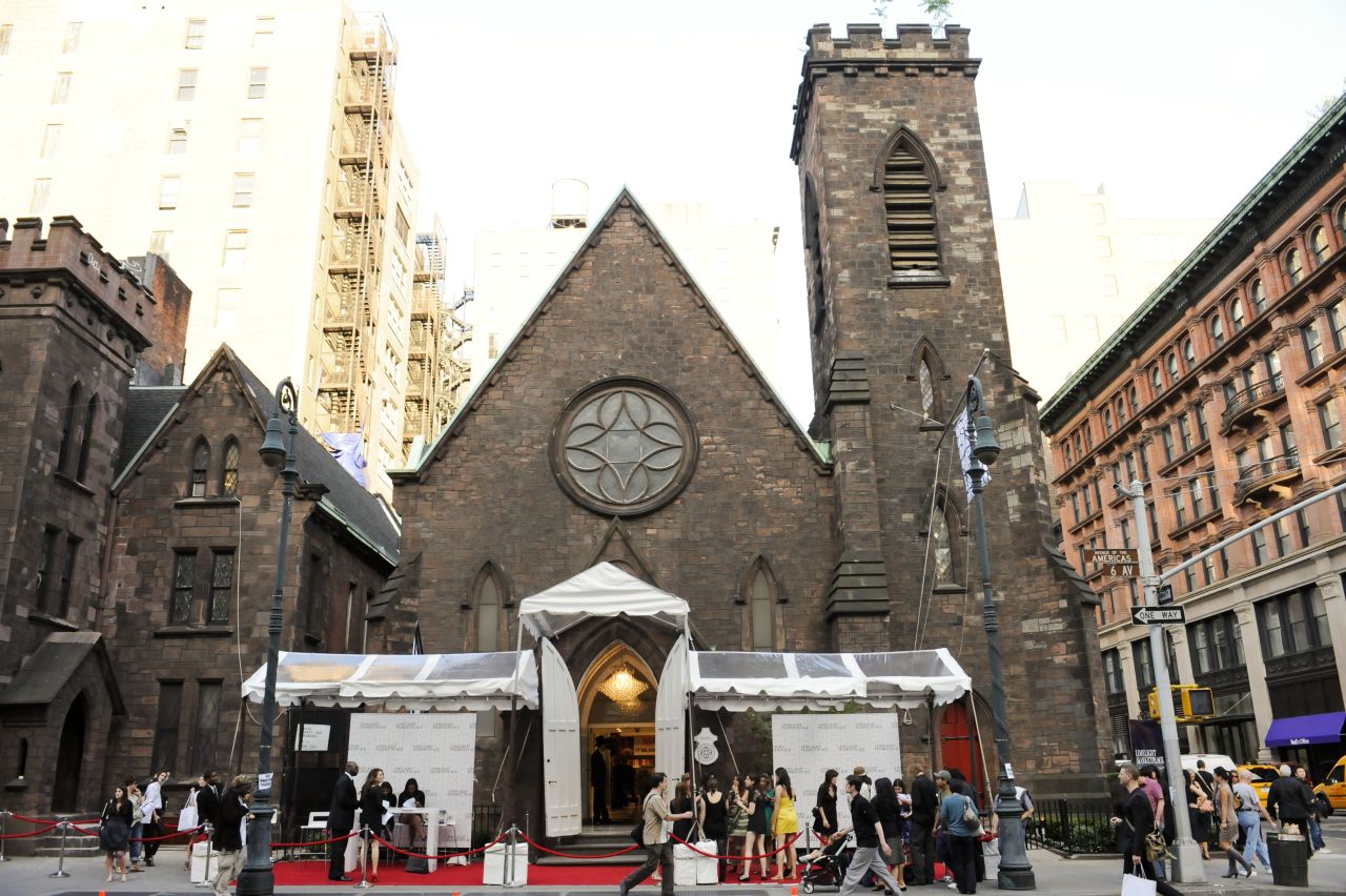 La Iglesia de la Sagrada Comunión en Nueva York, una catedral neogótica construida en el Siglo 19, pasó por numerosas fases antes de convertirse el club nocturno Limelight. El nombre permaneció incluso después de que cerrara en 2007 y se volviera a abrir en 2010 como un mercado minorista de uso mixto.