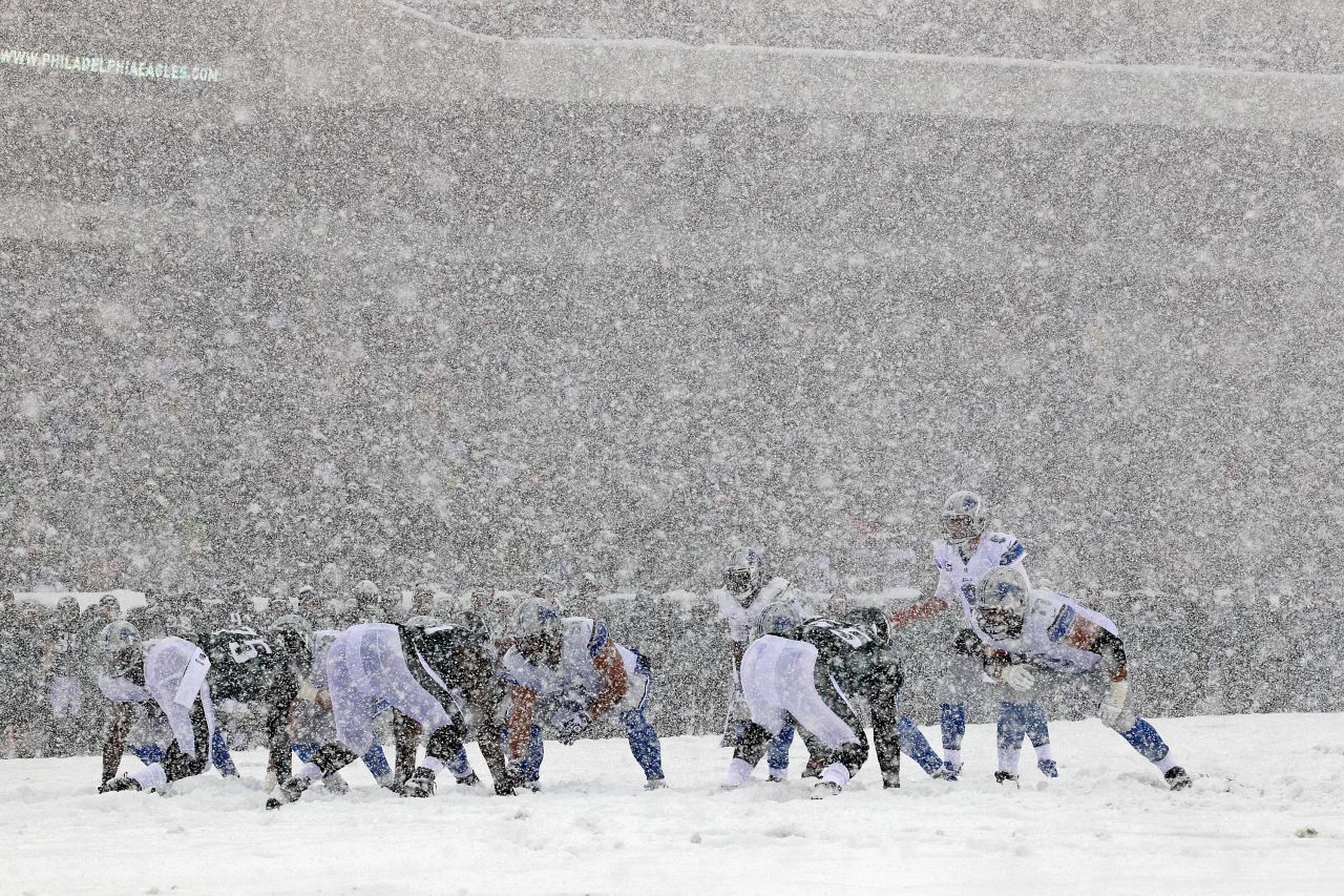 Los Lions de Detroit y los Eagles de Filadelfia juegan durante una fuerte nevada en Filadelfia, Pensilvania, el domingo, 8 de diciembre. Un gélido sistema de tormenta de invierno se ha abierto paso en el país durante el fin de semana.