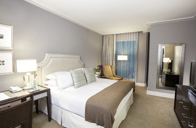 The Bristol is set in Panama City's bustling financial district. The hotel provides business cards with guests' name, phone number and hotel fax line.