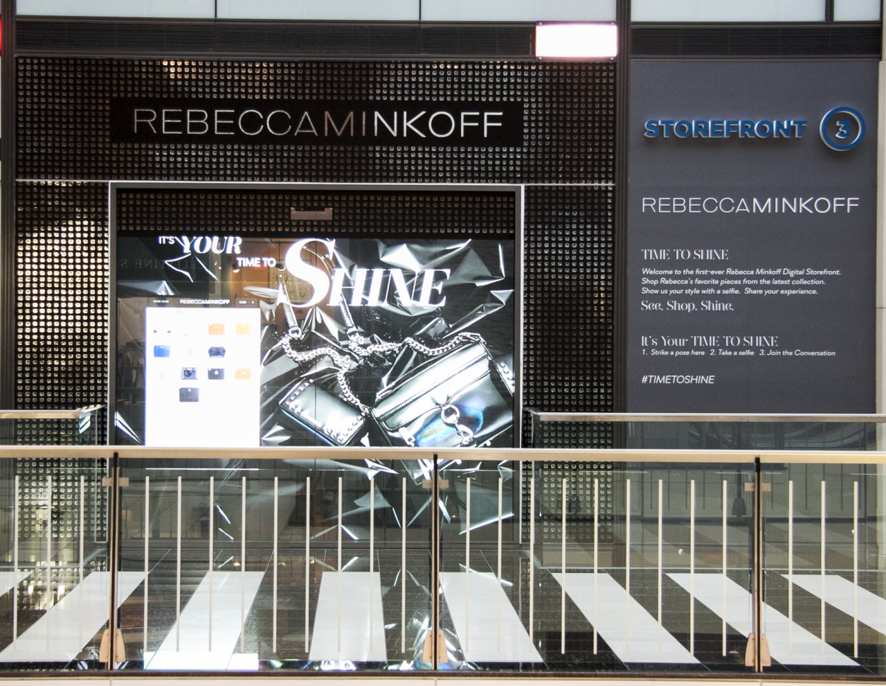 La marca de moda Rebecca Minkoff también está involucrada en el proyecto en Westfield. Al combinar las compras virtuales con las tiendas físicas, los compradores pueden ver sus productos con muchos detalles antes de comprarlos.