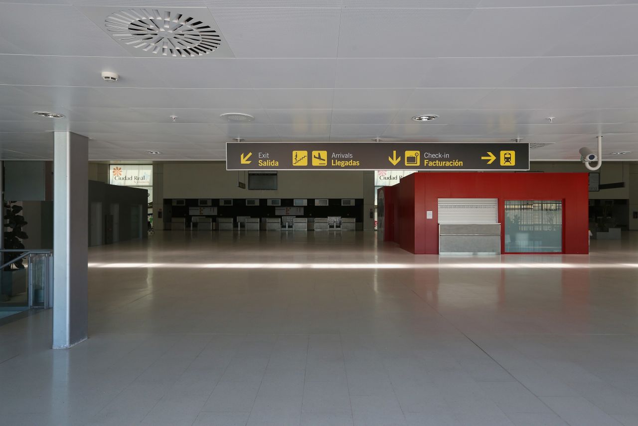 Abrió sus puertas en el año 2008, el costo de construcción del aeropuerto se reportó en 1.500 millones de dólares: 10 veces el actual precio de inicio de subasta.