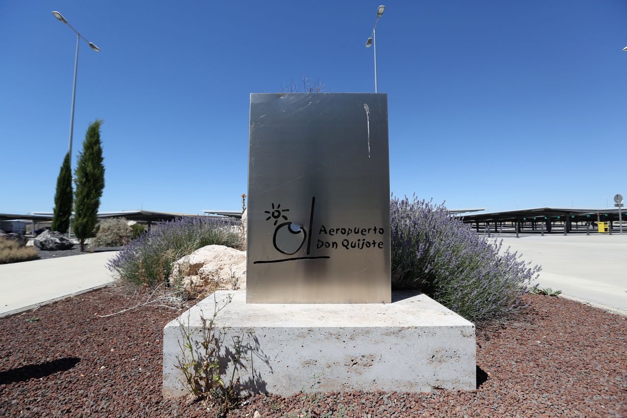El aeropuerto originalmente llevó el nombre de Aeropuerto Don Quijote. El personaje literario también le dio auge a "quijotesco": lo que significa extravagante y poco realista.