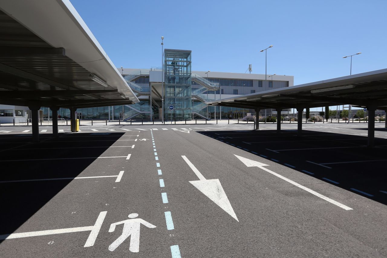 El aeropuerto fue diseñado para manejar 10 millones de pasajeros al año. Ahora esta silueta es lo más cercano a una persona.