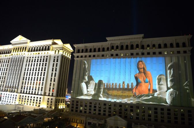 'Sports Illustrated' ha usado muchas técnicas de mercadotecnia para vender la revista, la mas reciente una proyección en un hotel de Las Vegas. 