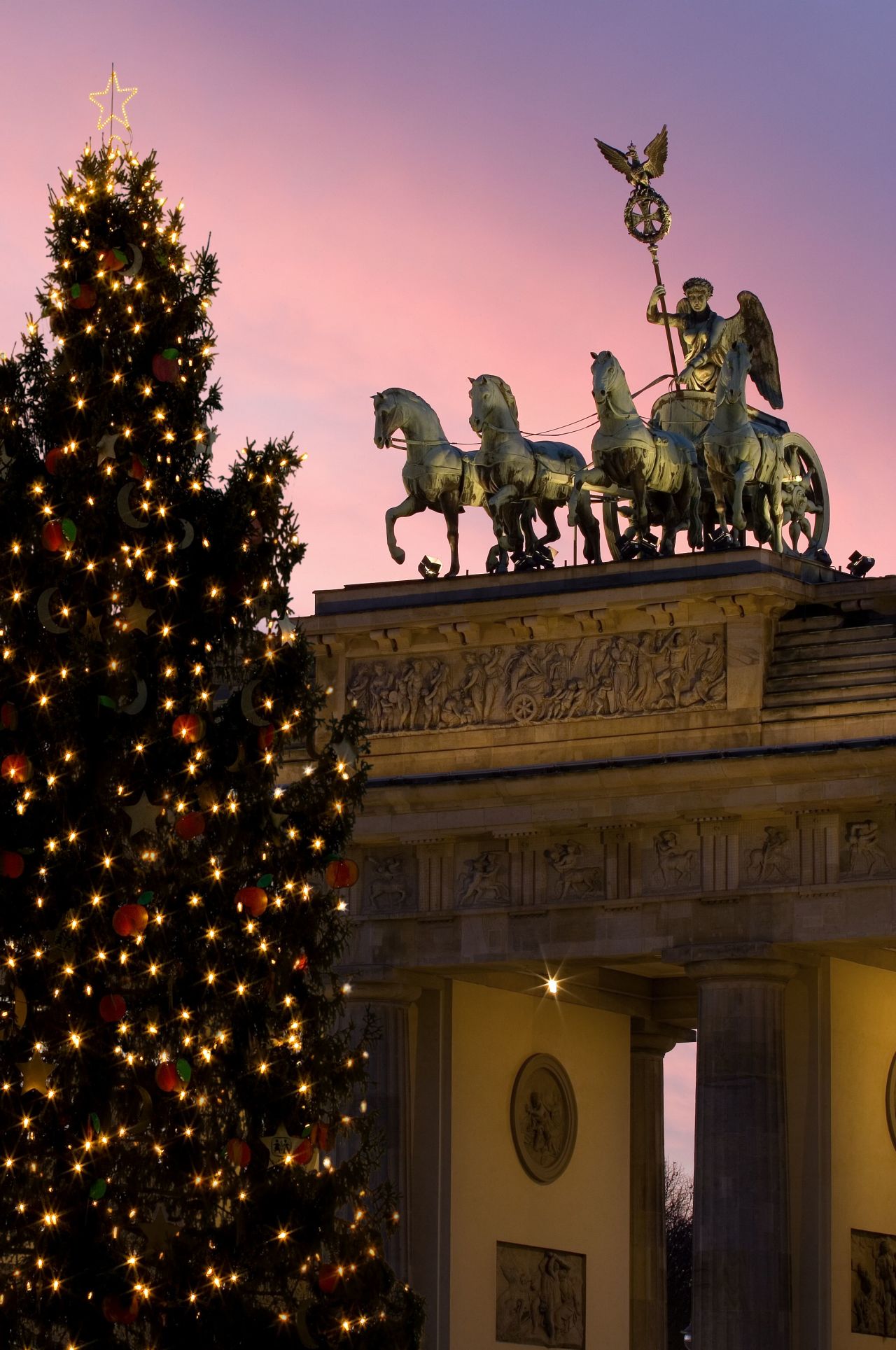 Noruega le da a la capital alemana un árbol de Navidad cada año como símbolo de paz y solidaridad desde la caída del Muro de Berlín.