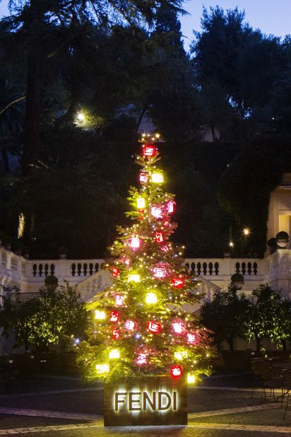 https://media.cnn.com/api/v1/images/stellar/prod/131210164518-christmas-trees-fendi-tree-rome.jpg?q=w_2100,h_3150,x_0,y_0,c_fill/h_618