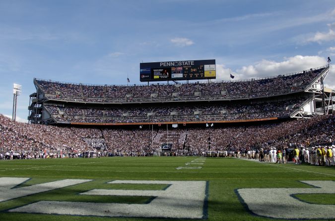 El Beaver Stadium es otro escenario gigante utilizado por un equipo universitario. Los Penn State Nittany Lions puede ser respaldados por hasta 106.000 partidarios.