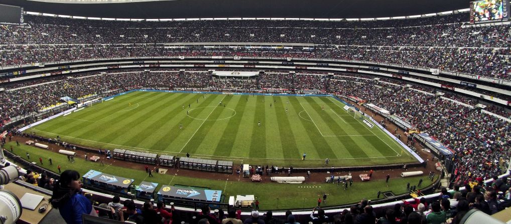 La cuna del fútbol mexicano, el estadio Azteca, con capacidad para 105.000 aficionados fue sede de la final de 1970 y 1986 de la Copa Mundial.
