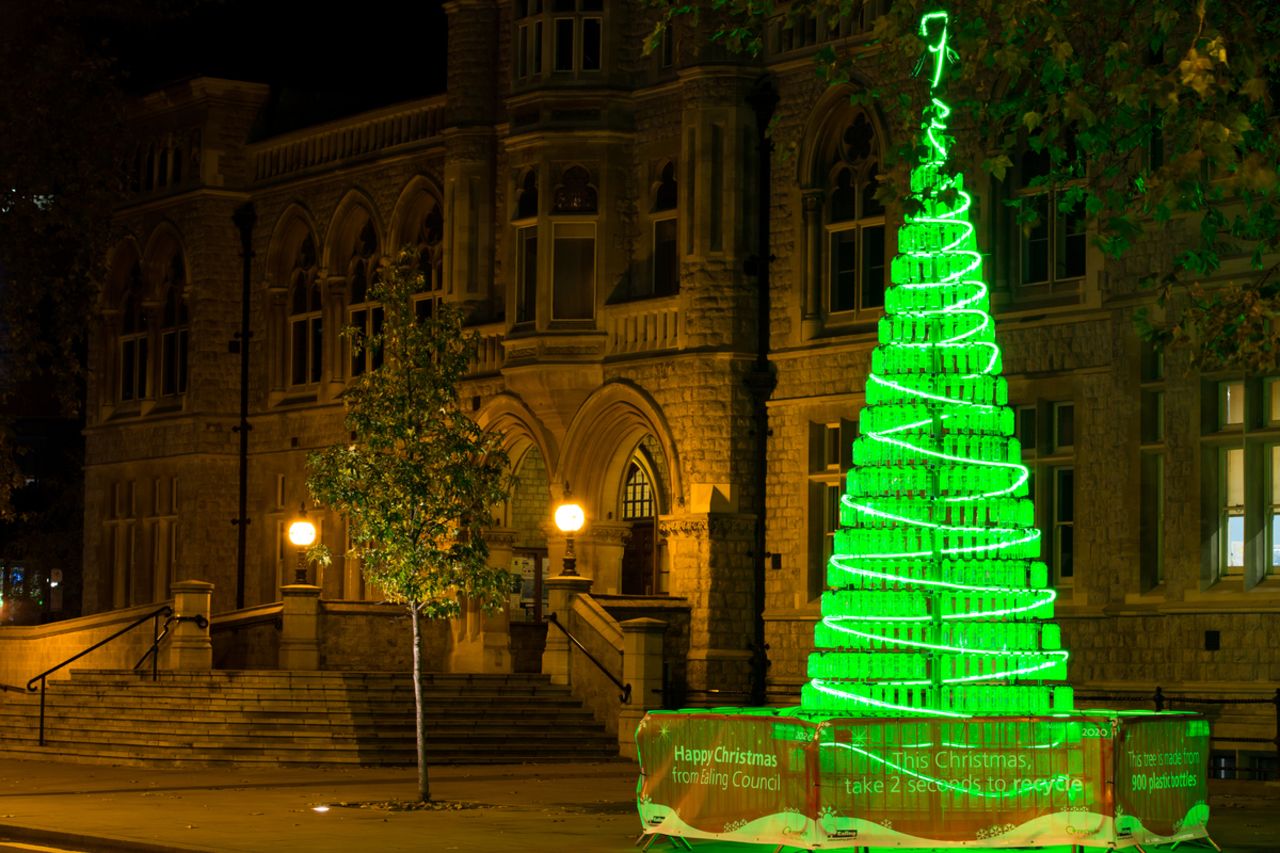 Las 900 botellas de plástico utilizadas para fabricar este árbol en Londres tenían como objetivo tomar una postura ante el consumismo de Navidad.