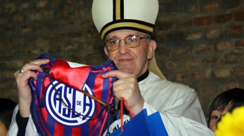 El exarzobizpo de Buenos Aires, Jorge Mario Bergoglio, también vive el furor del fútbol argentino, siendo un seguidor confeso del club San Lorenzo de Almagro.