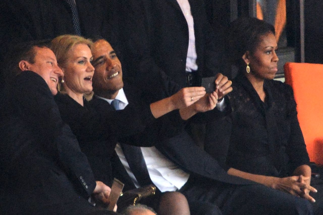 Los tres mandatarios posaron sonrientes para una 'selfie'. 'Selfie' se convirtió en la palabra en inglés del año.