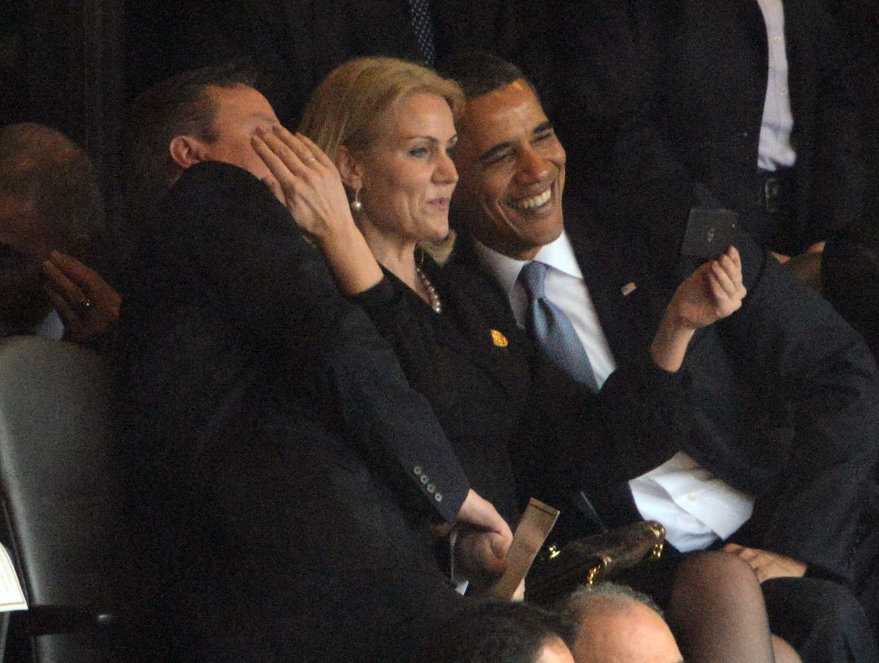 Helle Thorning-Schmidt acomoda el ángulo de David Cameron para la 'selfie'.