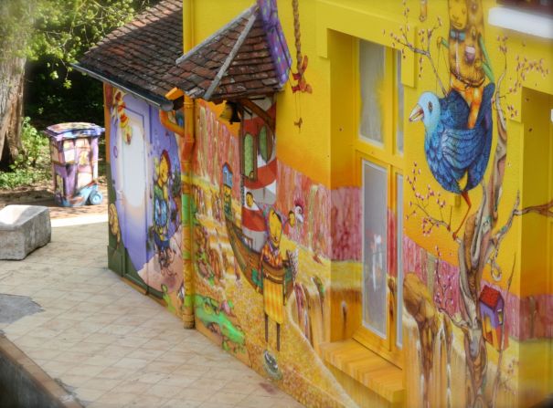 Slava hosts workshops and festivals at his home, inviting creative contemporaries and young people to share in the surreal atmosphere.<br /><br />Those lucky enough to be invited can see: colorful murals ...