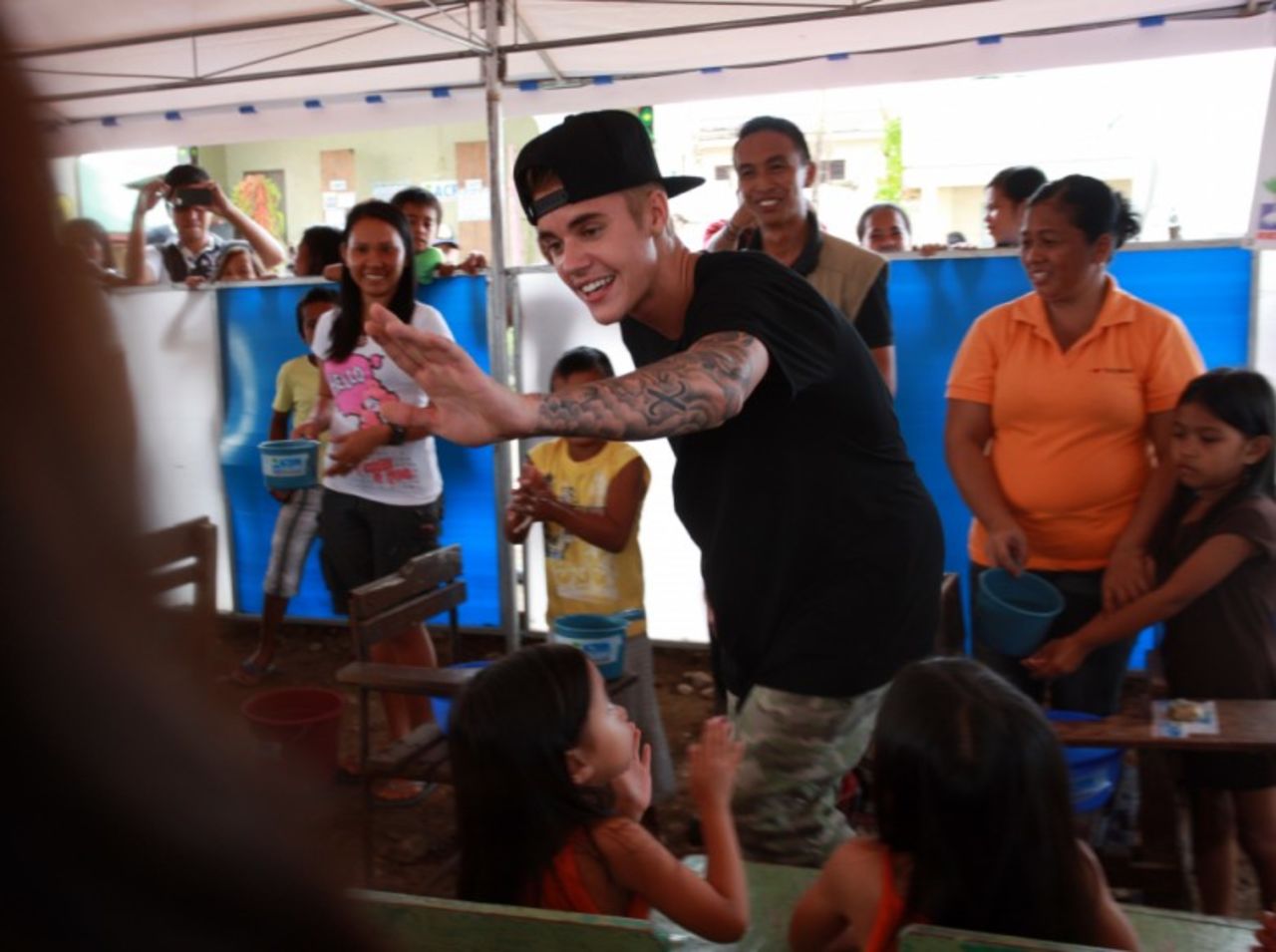 Justin Bieber visita a las victimas del tifón en Filipinas.