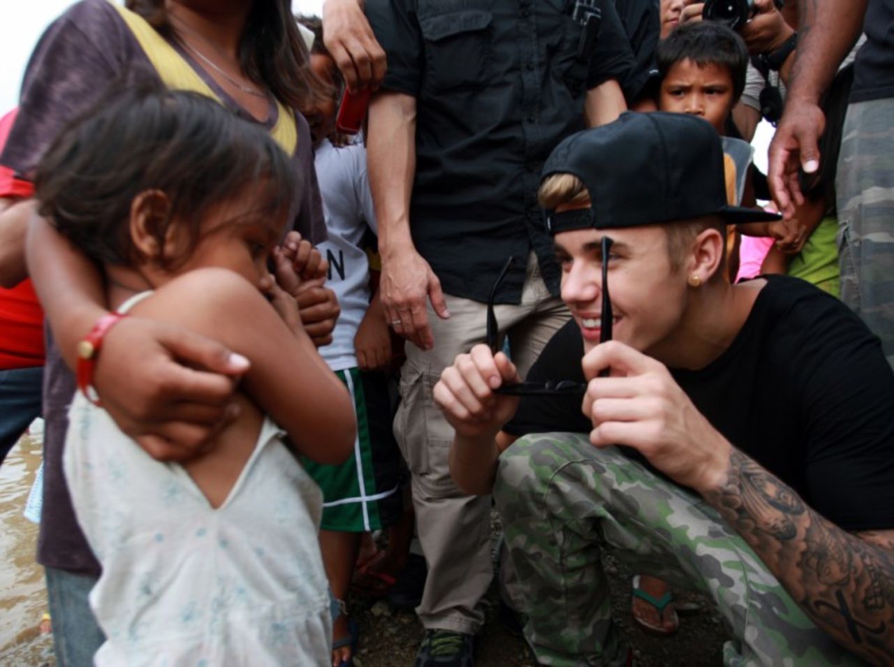 Justin Bieber visita a las victimas del tifón en Filipinas.