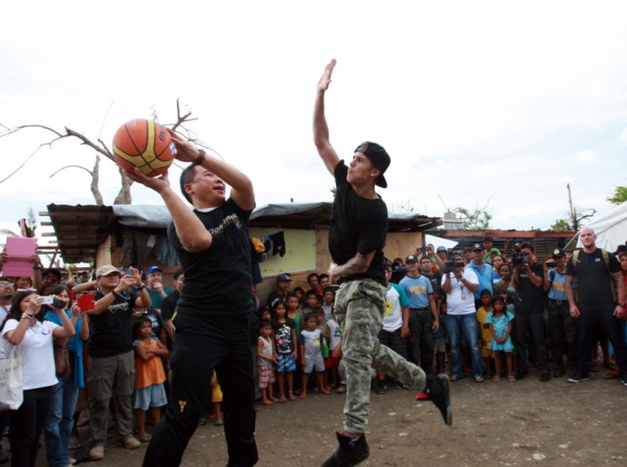 Justin Bieber visita a las victimas del tifón en Filipinas.