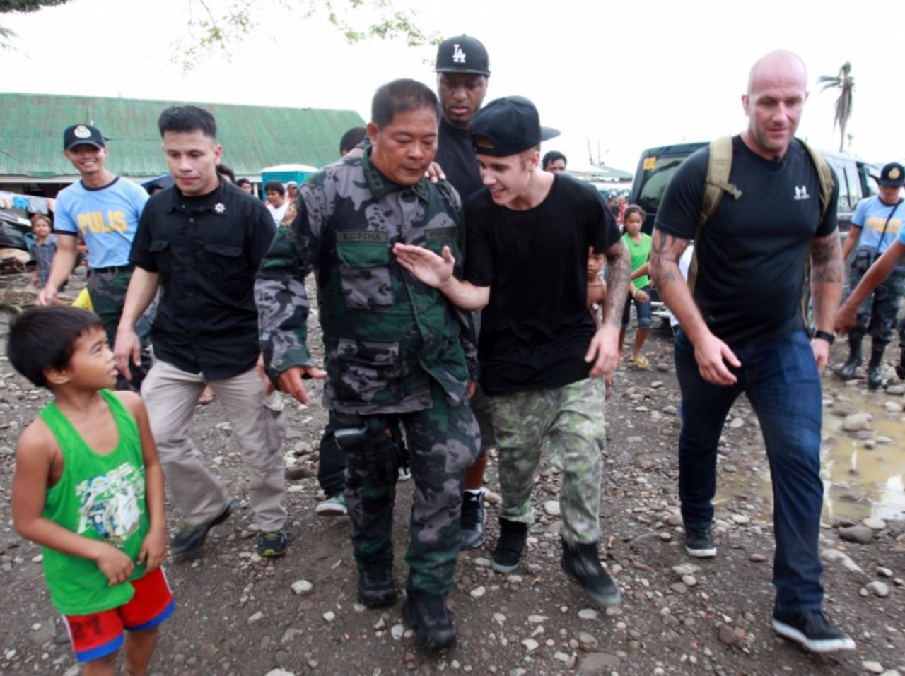 Justin Bieber visita a las victimas del tifón en Filipinas.