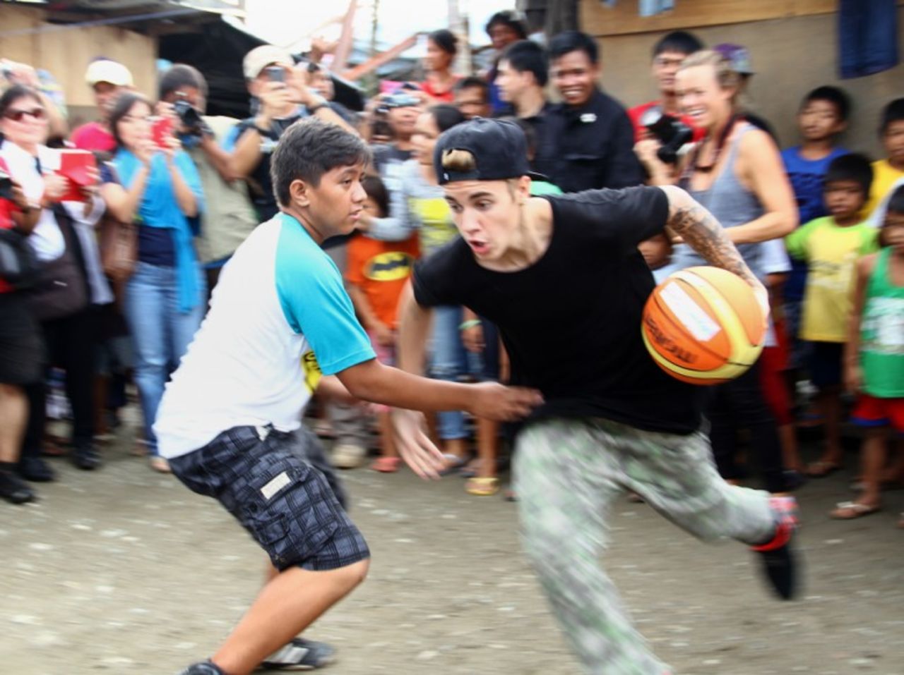 Justin Bieber visita a las victimas del tifón en Filipinas.
