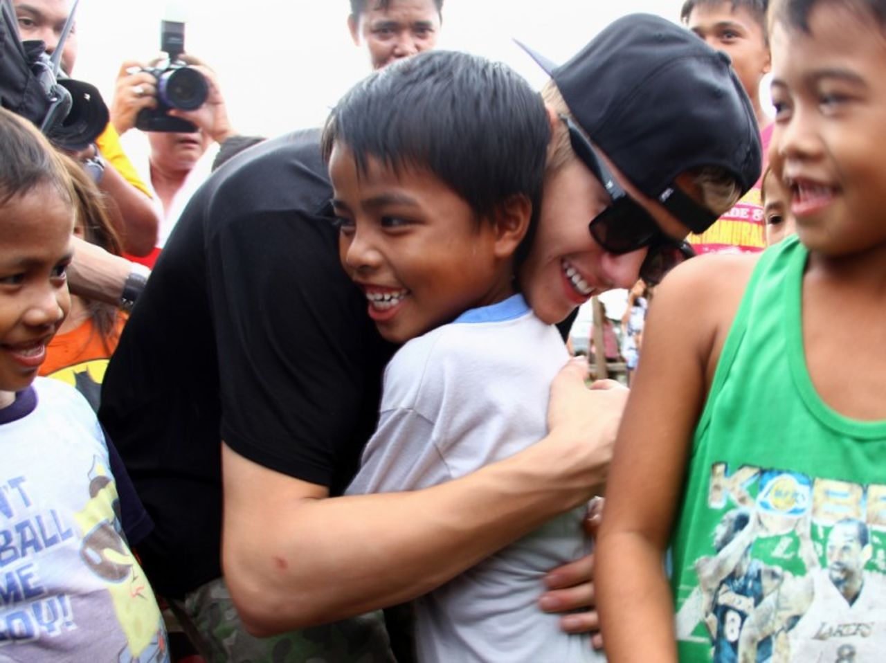 Justin Bieber visita a las victimas del tifón en Filipinas.