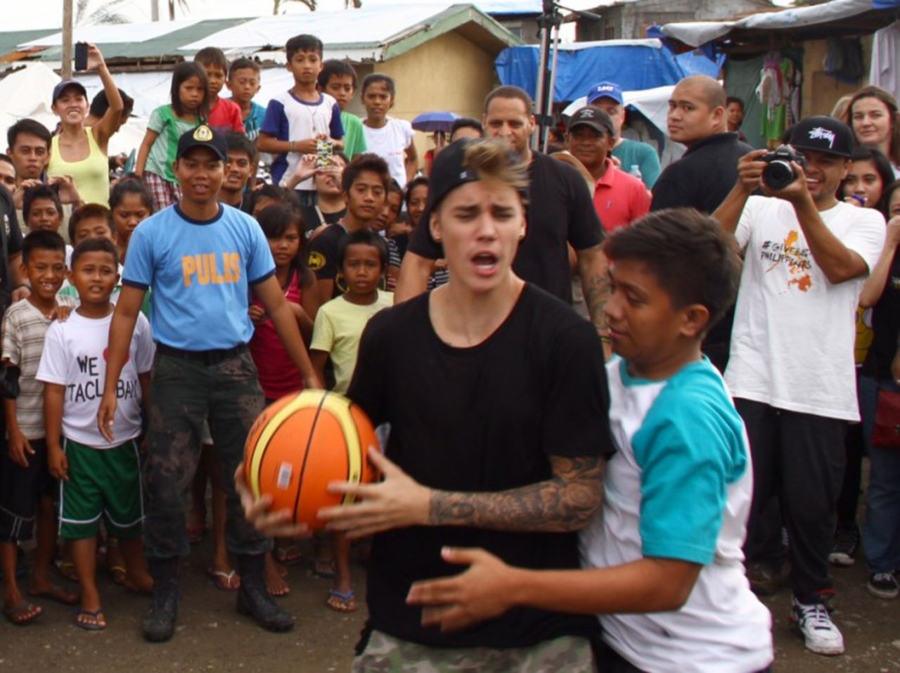 Justin Bieber visita a las victimas del tifón en Filipinas.